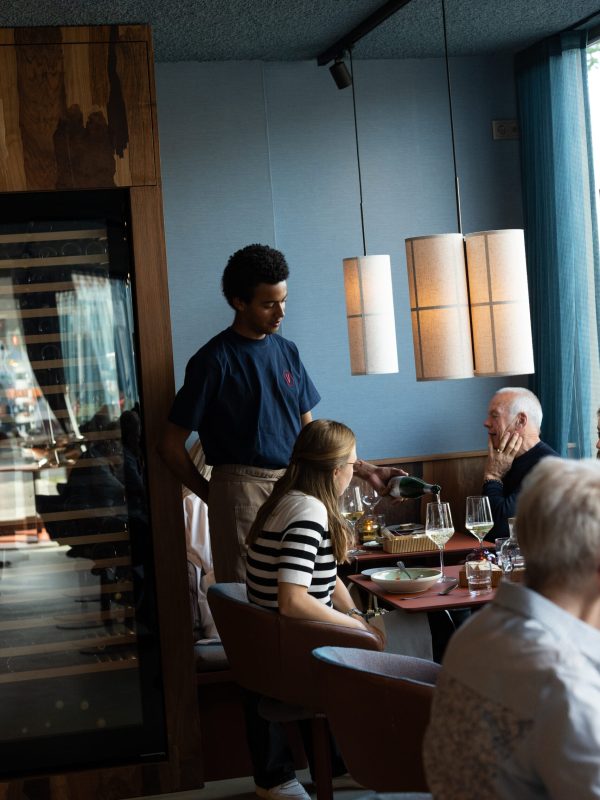 vondels-chefs-bar-bediening-gasten-aan-tafel-utrecht