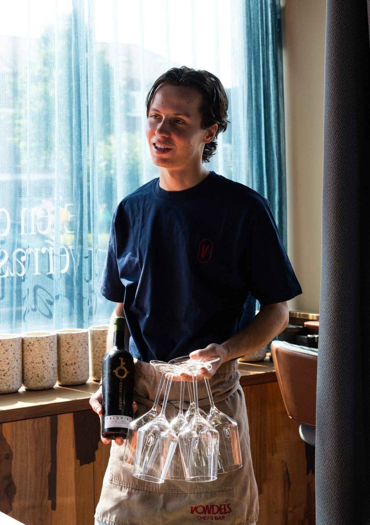vondels-chefs-bar-bediening-wijnfles-glazen