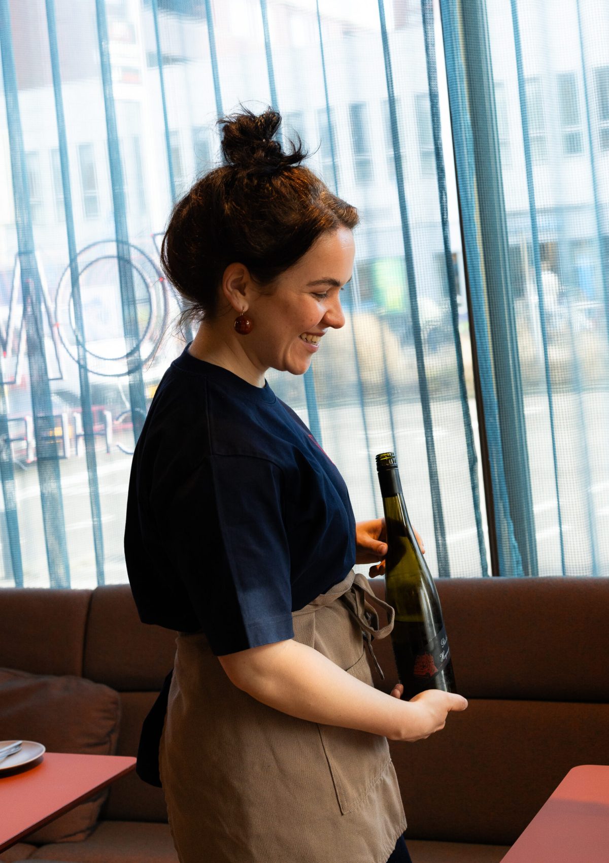 vondels-chefs-bar-bediening-wijnfles
